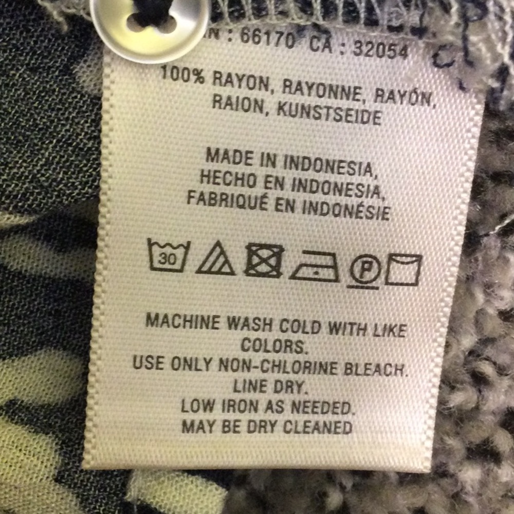 XS Anthro/Victoria Virginia navy Aztec top - Picture 15 of 15